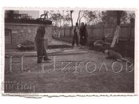 SMALL OLD PHOTO OF CHILDREN PLAYING FOOTBALL IN THE YARD D236