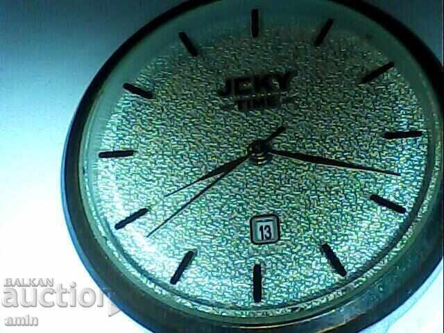 Auction 2 pieces of beautiful ladies, 4 drawers, work without batteries, good condition Auction 2 pieces of beautiful ladies, 4 drawers, work without batteries, good condition