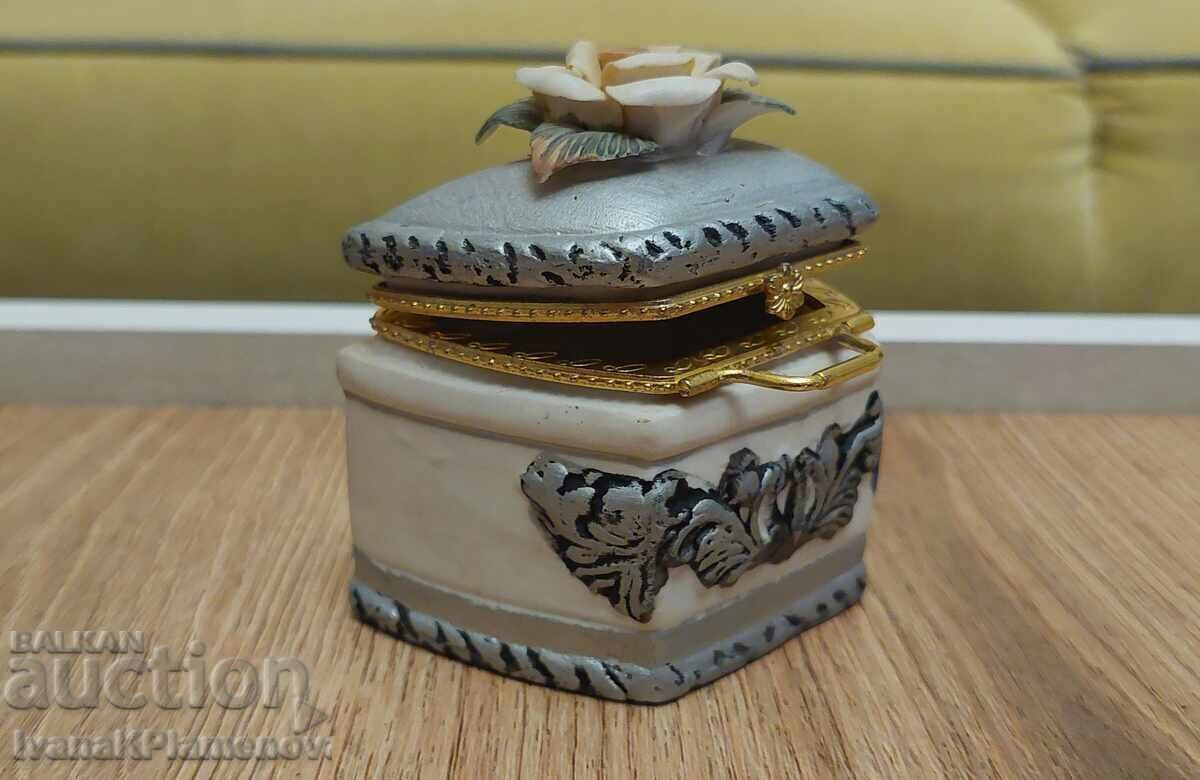 A jewelry box with price 12.00 BGN | € 6.14