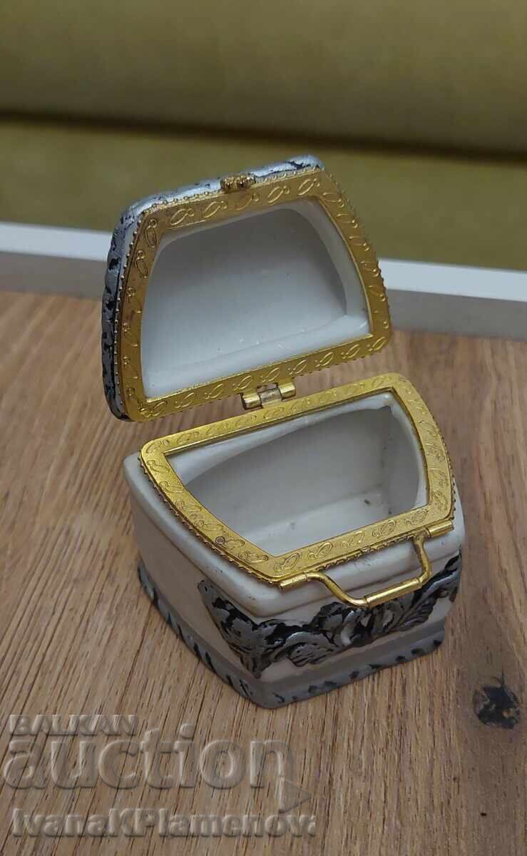 Auction  A jewelry box