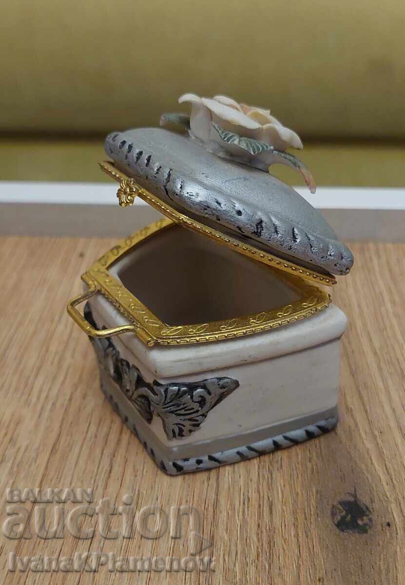 Delivery of A jewelry box