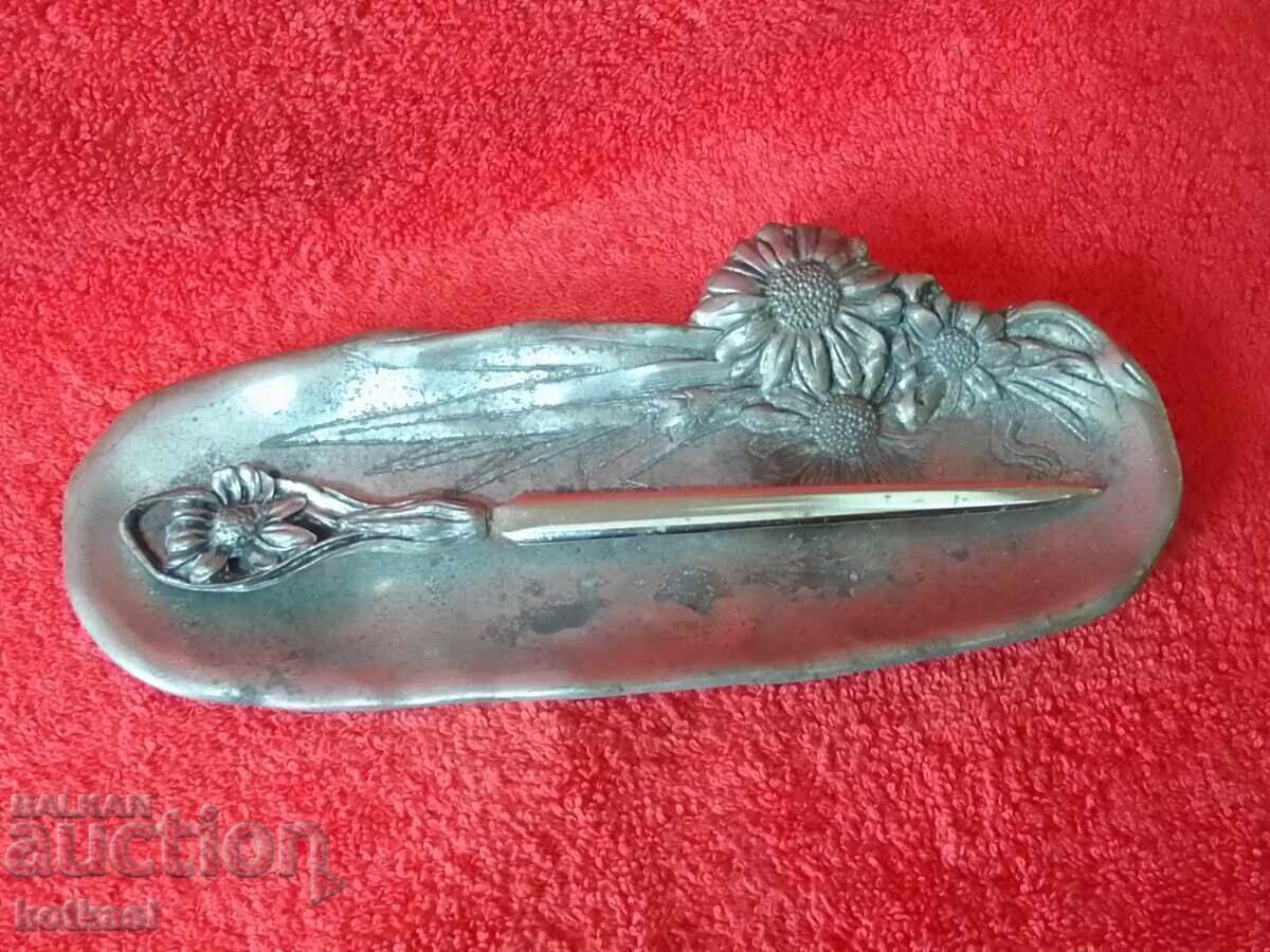 Sharp knife for paper envelopes with a stand, decorated markings