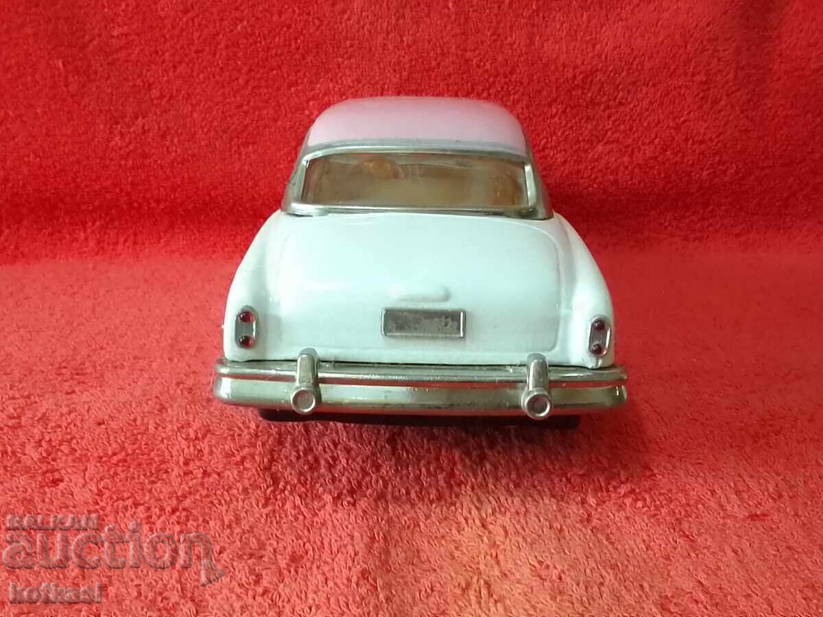 Delivery of Old metal car 1953 Apple MF-322 Voiture Standart Sedan