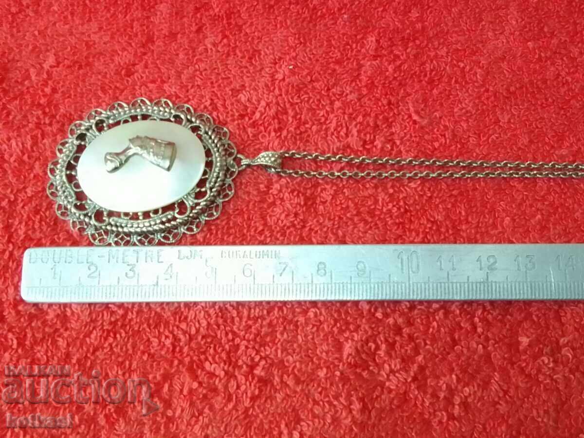 Delivery of Old silver necklace pendant Nefertiti semi-precious stone Delivery of Old silver necklace pendant Nefertiti semi-precious stone