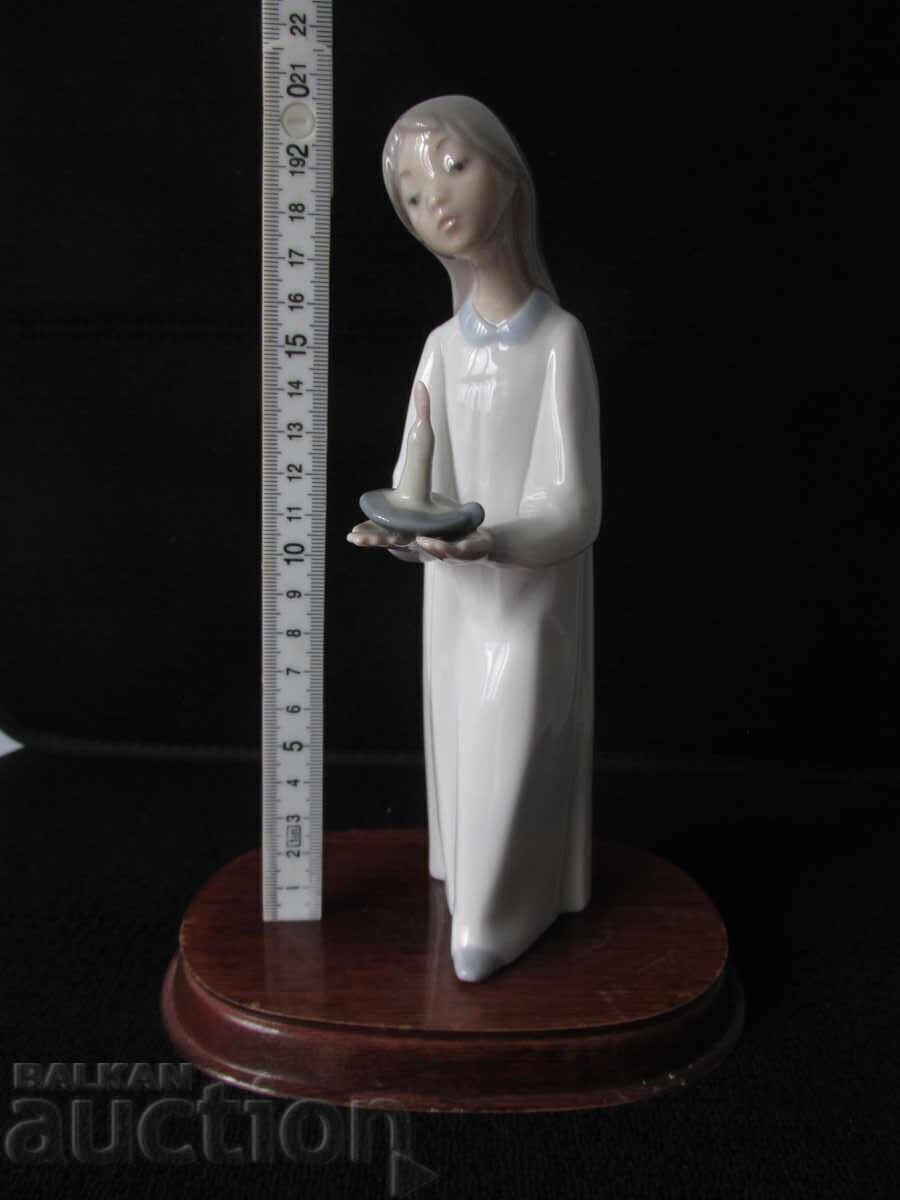 Delivery of L.L.ARDO figurine