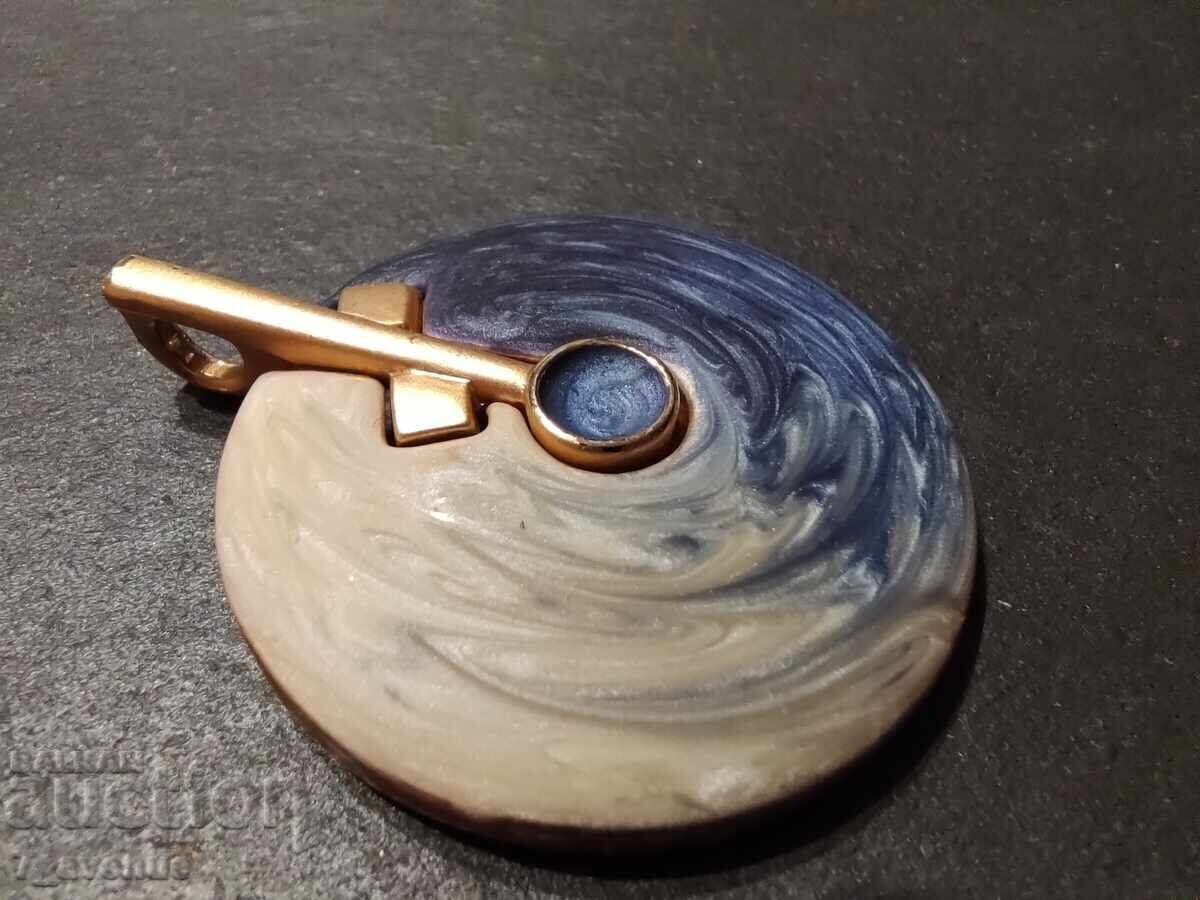 Auction Old designer locket jewelry, unique 12/30/24 Auction Old designer locket jewelry, unique 12/30/24