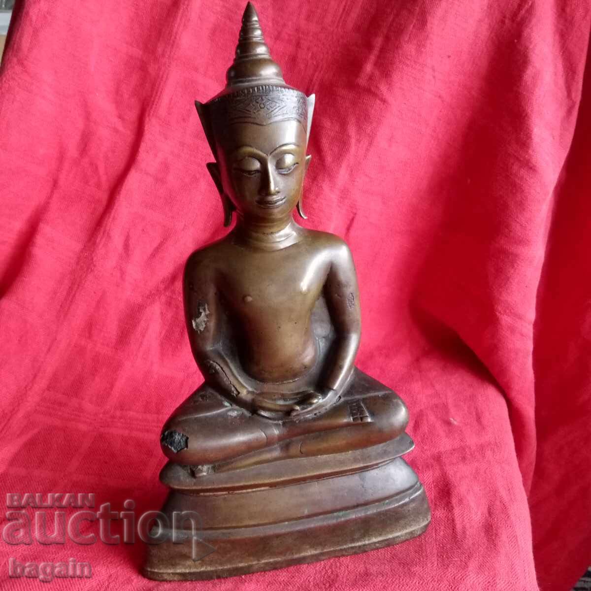 Statuia antică a lui Buddha.