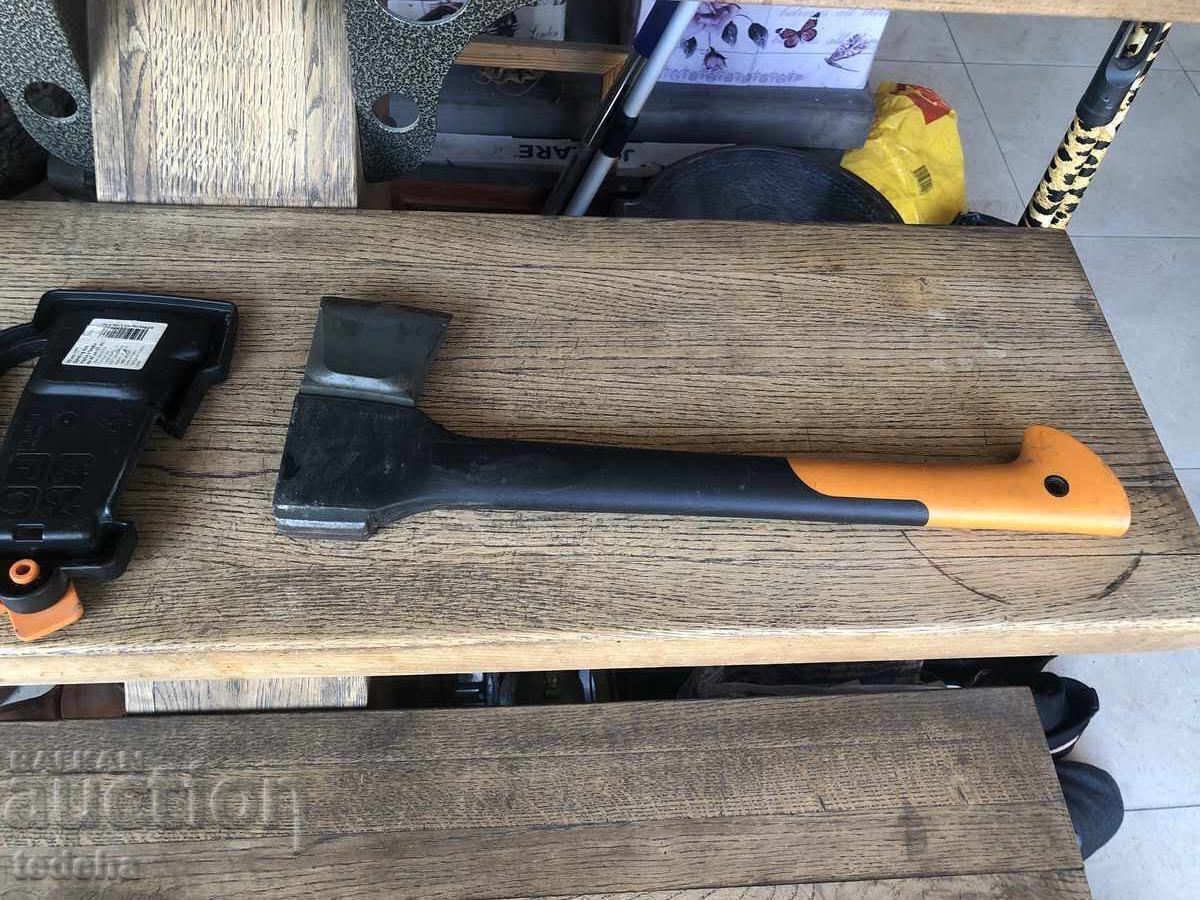 Auction FISKARS X110 AXE EXCELLENT Auction FISKARS X110 AXE EXCELLENT