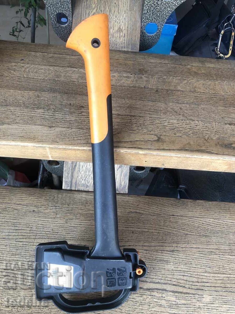FISKARS X110 AXE EXCELLENT - 7 FISKARS X110 AXE EXCELLENT - 7
