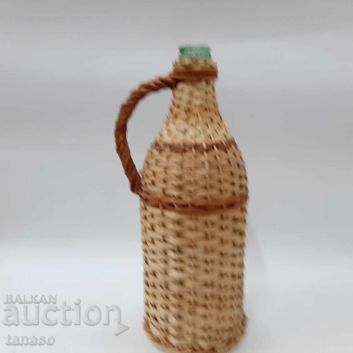 Δημοπρασία Γυάλινη νταμιτζάνα με ψάθινη πλεξούδα (11.1) Δημοπρασία Γυάλινη νταμιτζάνα με ψάθινη πλεξούδα (11.1)