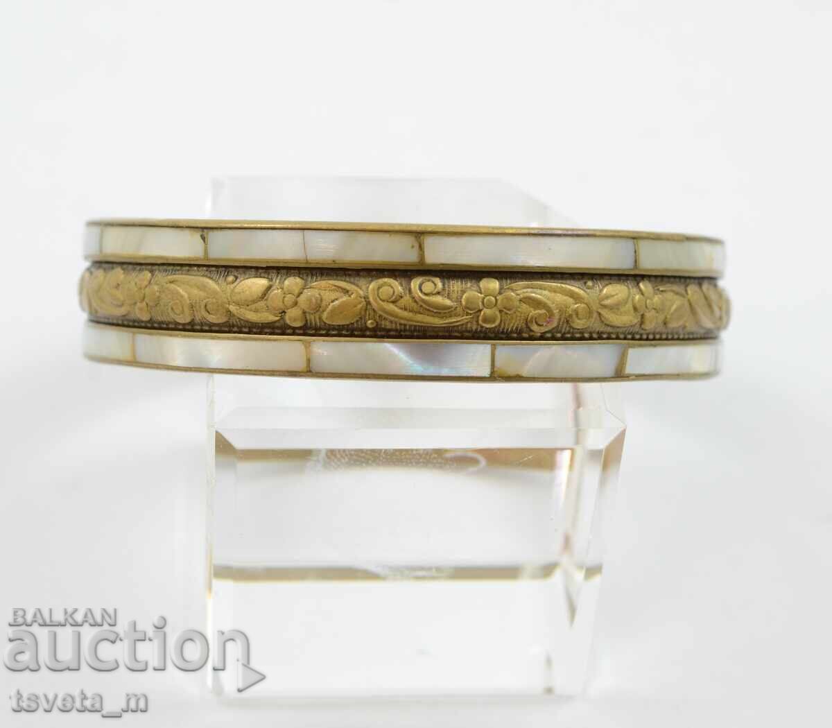 Bronze and mother-of-pearl bracelet with price 12.00 BGN | € 6.14 Bronze and mother-of-pearl bracelet with price 12.00 BGN | € 6.14