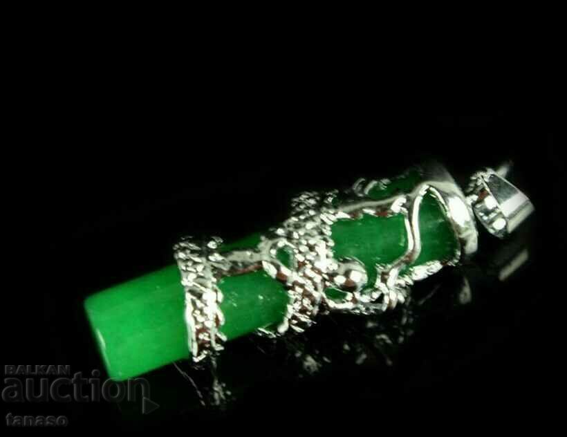 Licitație Colier chinezesc rafinat cu dragon verde jad malaez Licitație Colier chinezesc rafinat cu dragon verde jad malaez