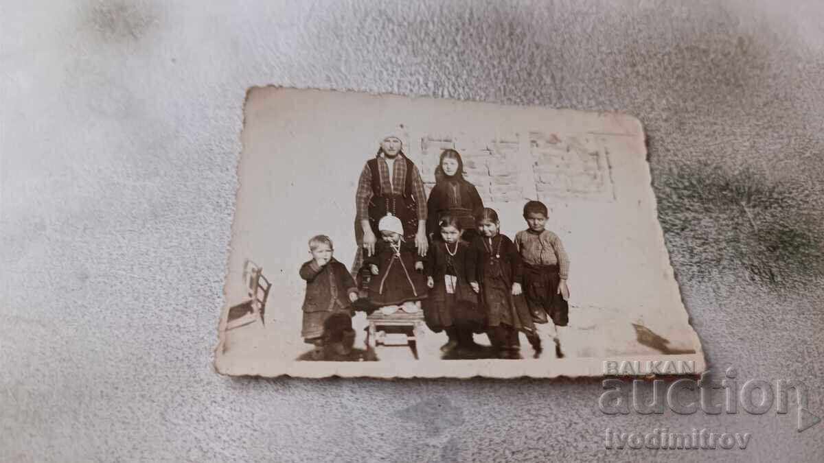 Photo Woman and children Photo Woman and children