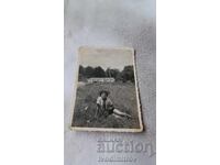 Photo Young girl sitting on the grass