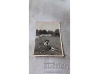 Photo Young girl sitting on the grass