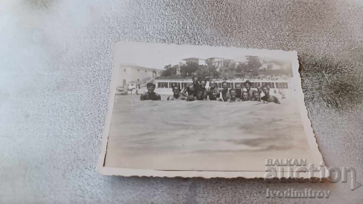 Photo Men and youth at sea