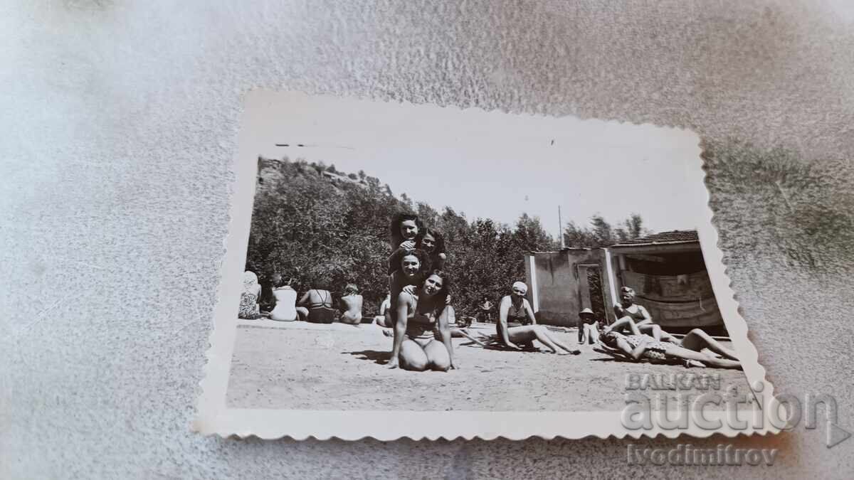 Photo Lovech Women and young girls on the beach