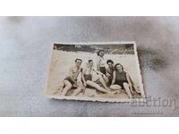 Photo Two men and three young women on the beach