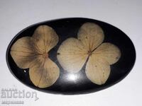 DESIGN. BROOCH. DRIED FLOWERS IN RESIN