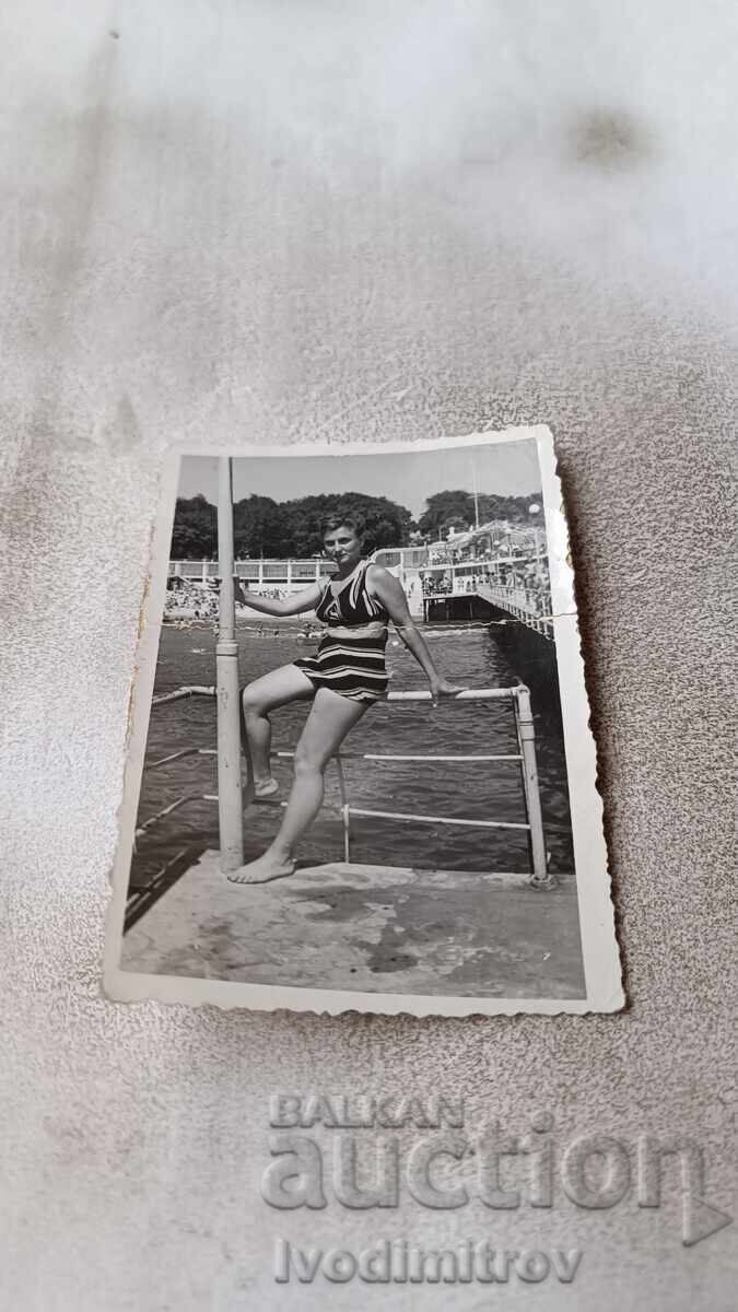 Photo Young girl on the pier