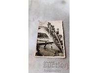 Photo Young girls on a swimming pool ladder