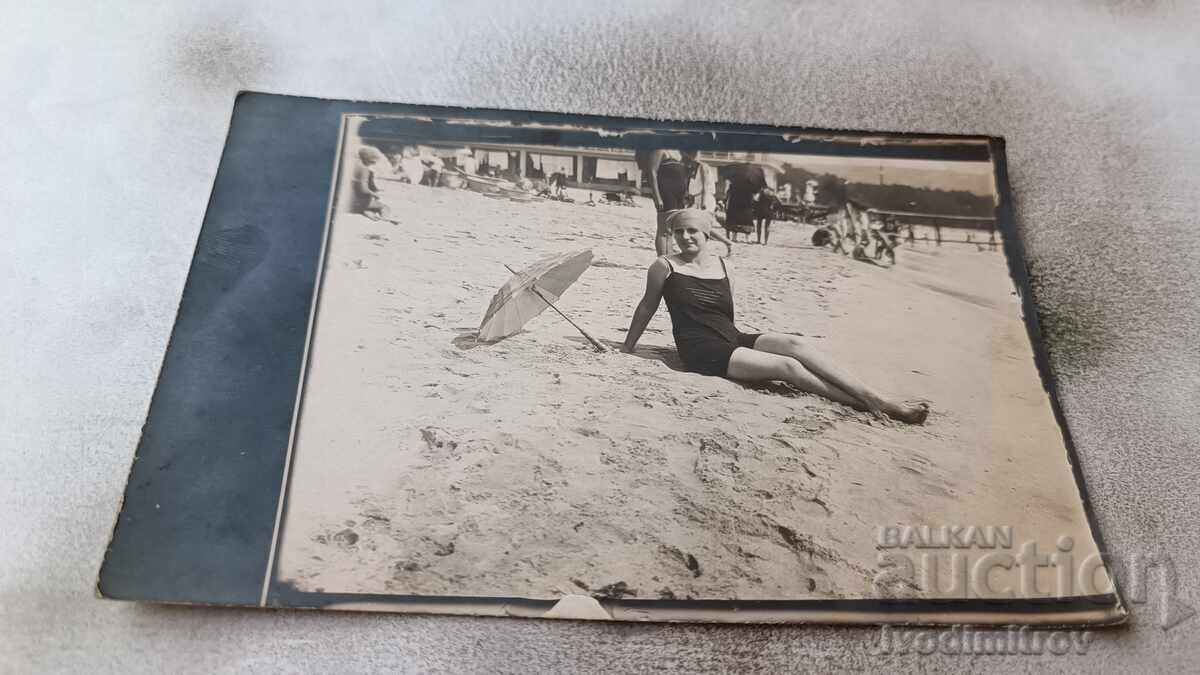 Fotografie Varna O fată tânără cu o umbrelă pe malul mării