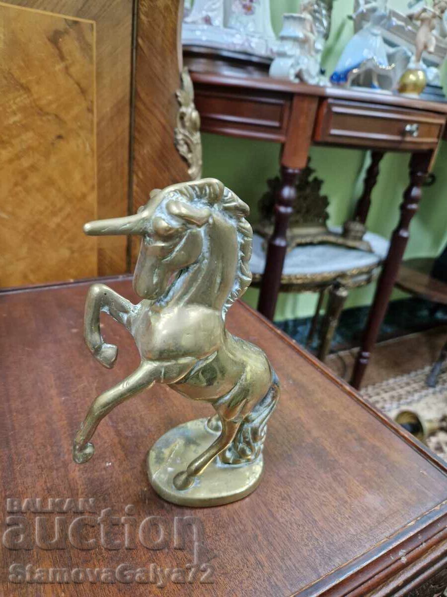 Delivery of A beautiful antique collectible English bronze figurine Delivery of A beautiful antique collectible English bronze figurine