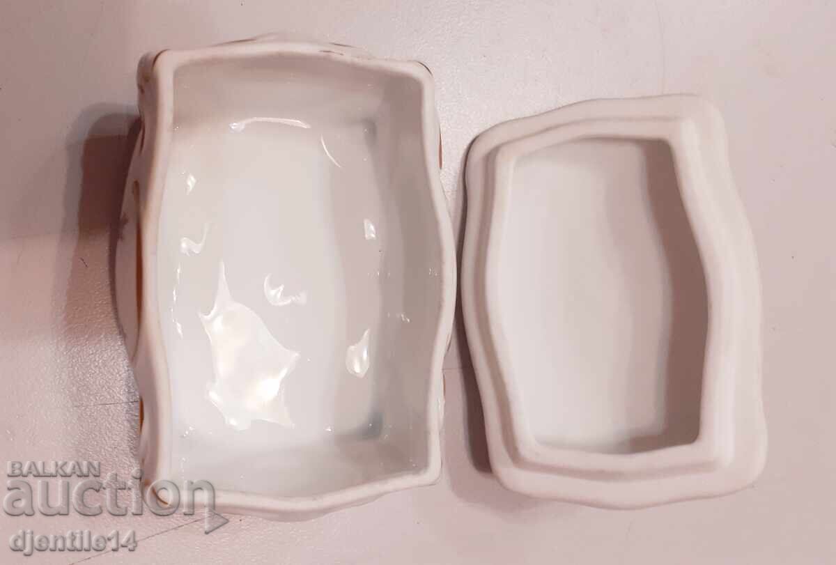 Porcelain box with price 40.00 BGN | € 20.45 Porcelain box with price 40.00 BGN | € 20.45