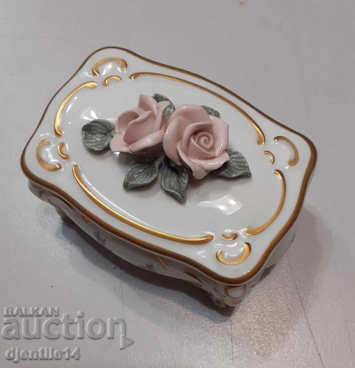 Porcelain box - 7 Porcelain box - 7