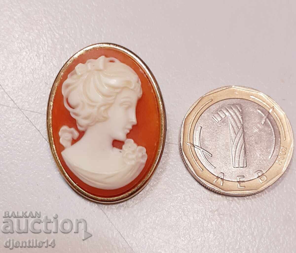 Брошка камея