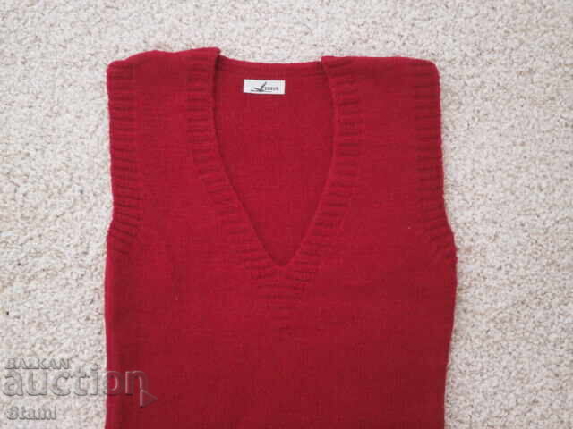 Delivery of Machine-knitted sleeveless bouclé sweater, tile color