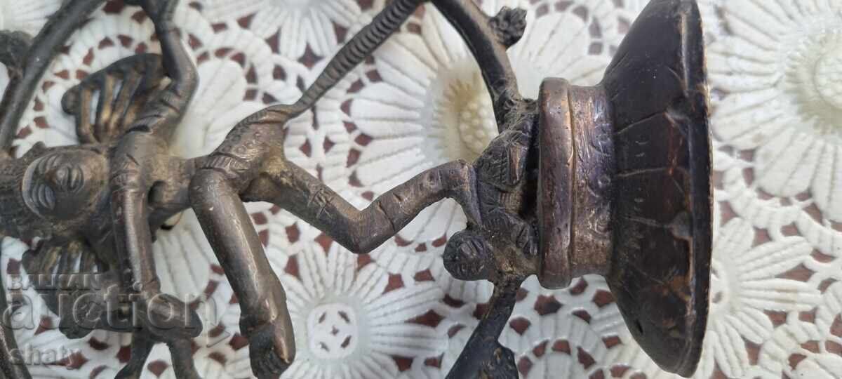 Livrarea Figura veche din bronz Livrarea Figura veche din bronz