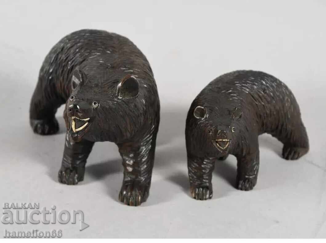 Delivery of Woodcarving, old, pair of bears. Sculpture, plastic Delivery of Woodcarving, old, pair of bears. Sculpture, plastic