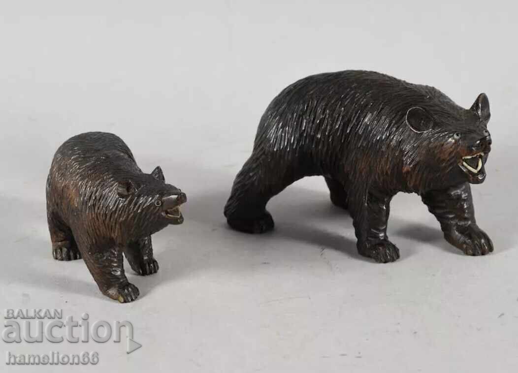 Woodcarving, old, pair of bears. Sculpture, plastic Woodcarving, old, pair of bears. Sculpture, plastic