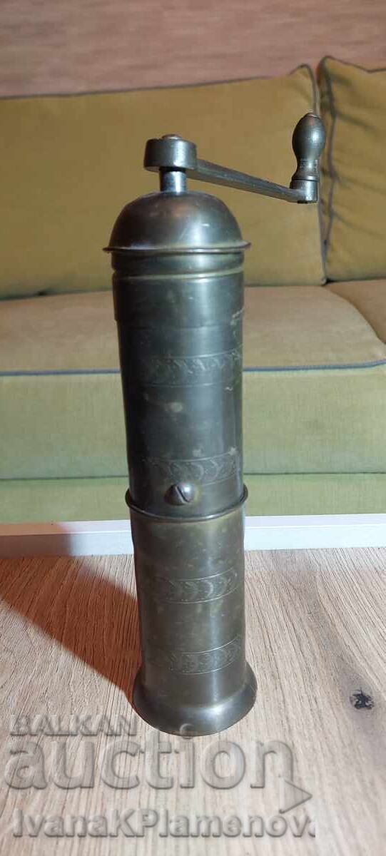 Licitație Moara de mirodenii din alama de epocă pentru colecționari Licitație Moara de mirodenii din alama de epocă pentru colecționari