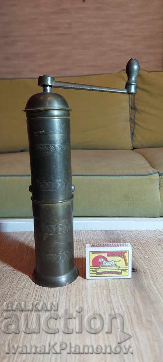 Moara de mirodenii din alama de epocă pentru colecționari - 5 Moara de mirodenii din alama de epocă pentru colecționari - 5