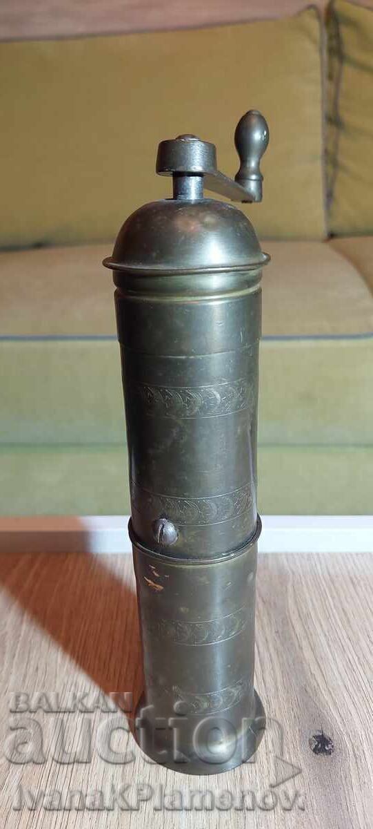 Moara de mirodenii din alama de epocă pentru colecționari Moara de mirodenii din alama de epocă pentru colecționari