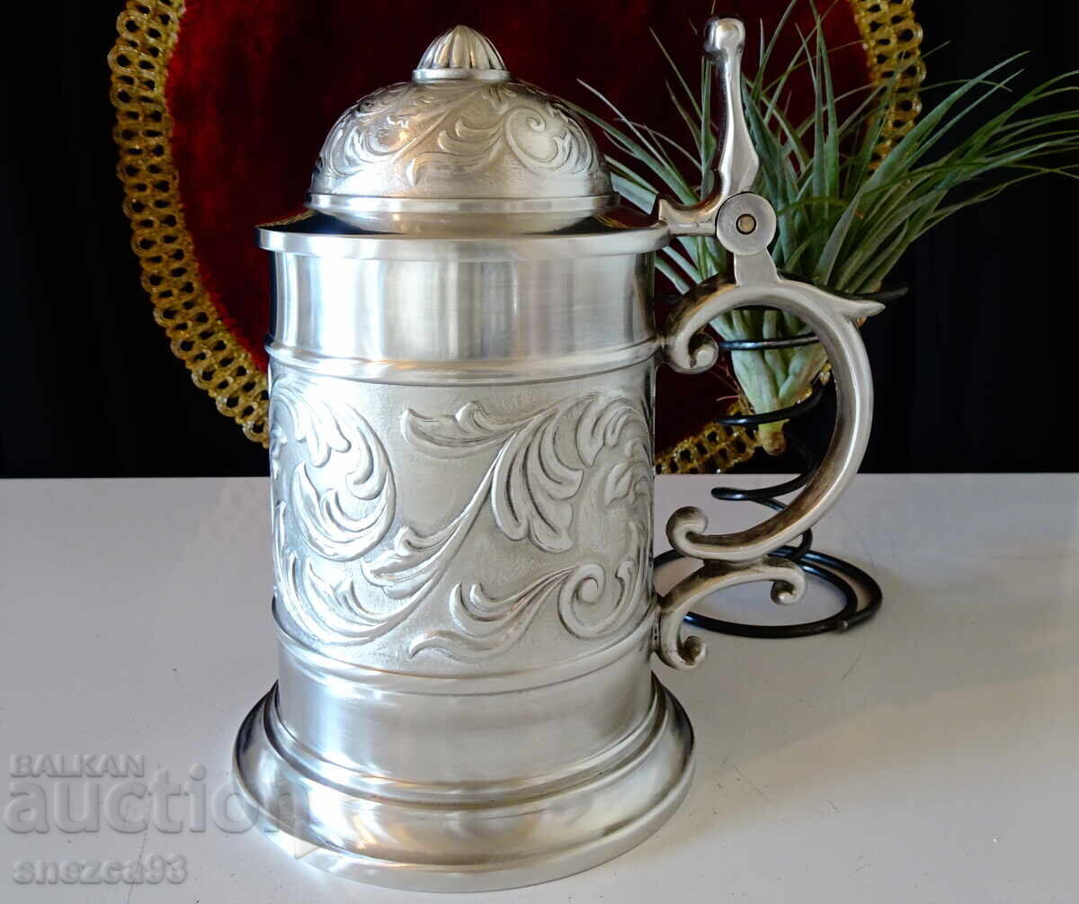 Pewter mug, ornaments, royal lily. Pewter mug, ornaments, royal lily.