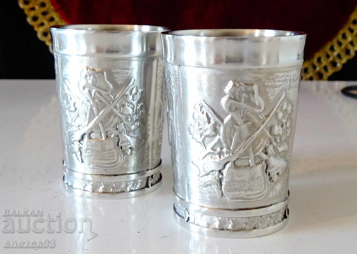 Παράδοση Κασσιτέρινες κούπες με Ελάφι, Σκύλο, κυνηγετικό θυρεό Παράδοση Κασσιτέρινες κούπες με Ελάφι, Σκύλο, κυνηγετικό θυρεό