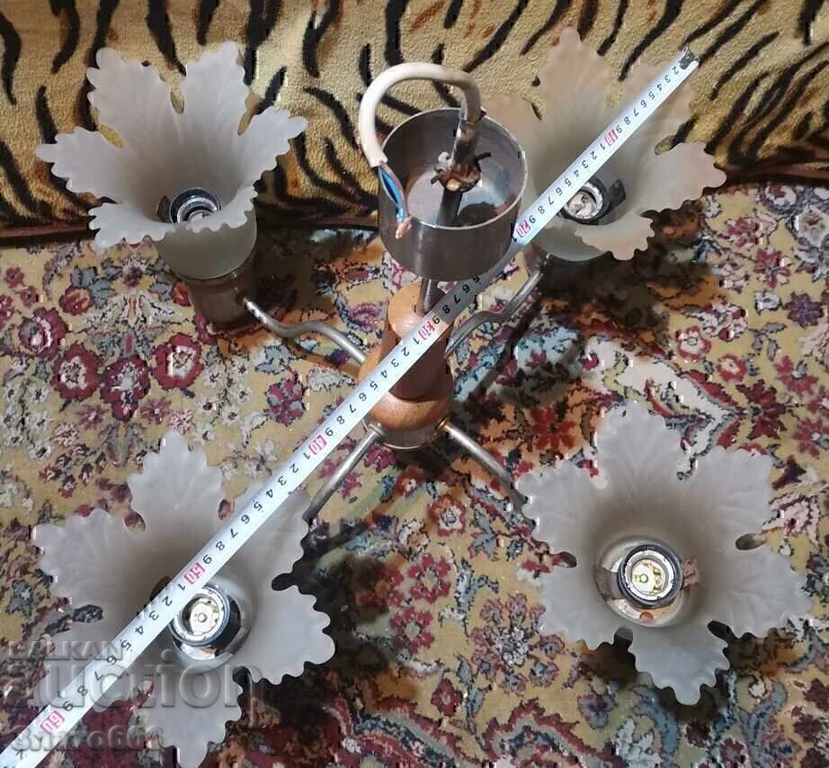 Un candelabru vechi din anii 80 cu preț 15.00 BGN | € 7.67 Un candelabru vechi din anii 80 cu preț 15.00 BGN | € 7.67