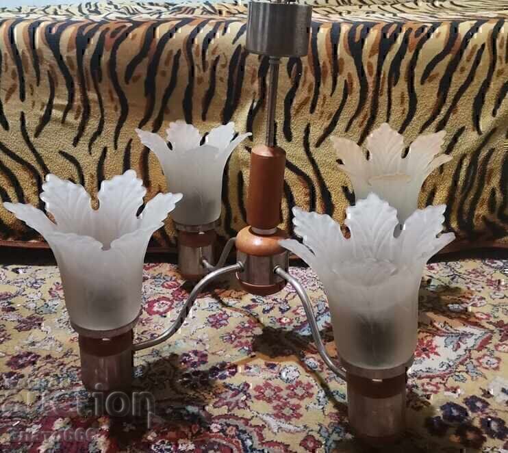 Un candelabru vechi din anii 80 Un candelabru vechi din anii 80