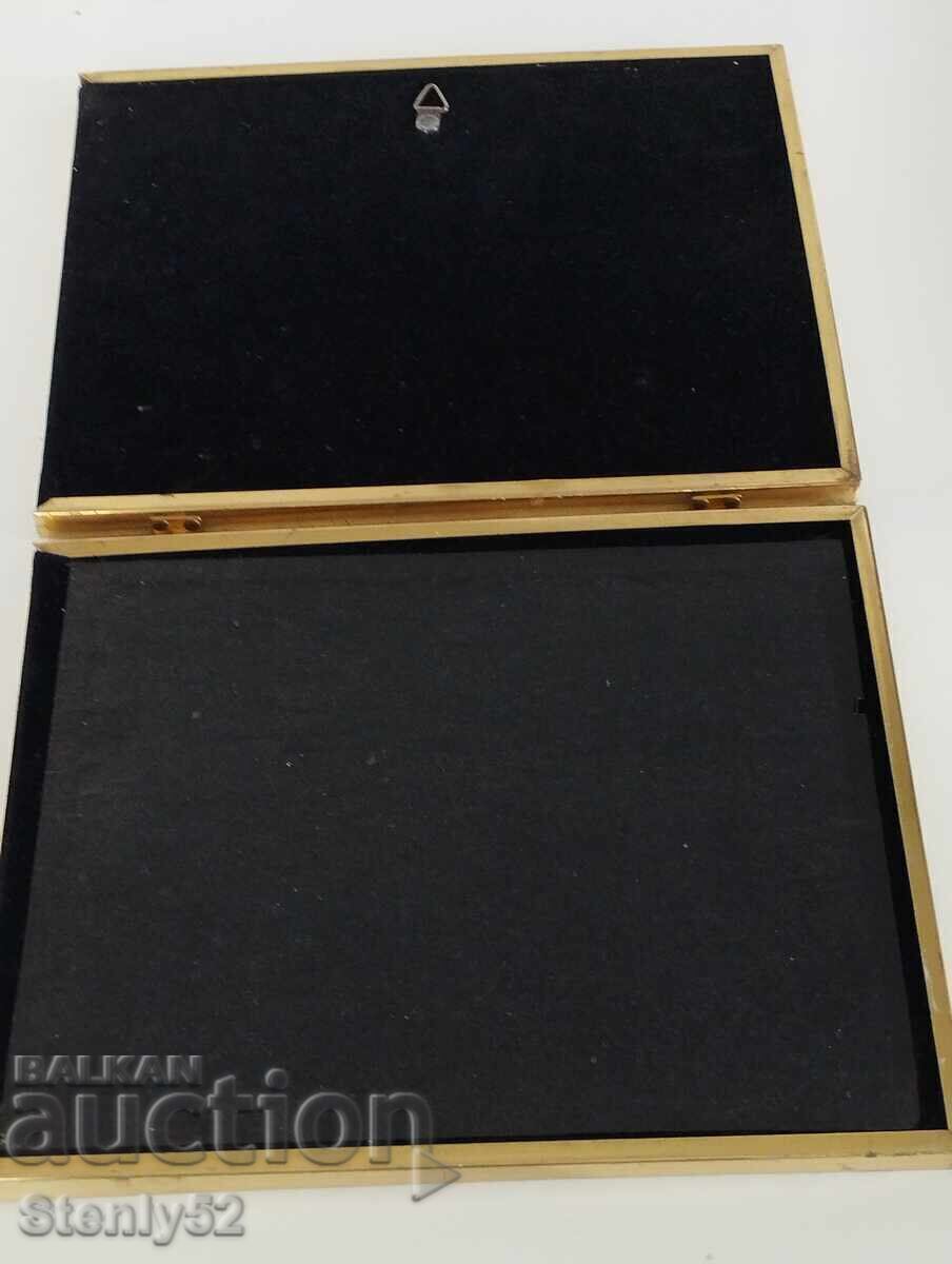 Auction Old pair of brass desk and wall frames. Auction Old pair of brass desk and wall frames.