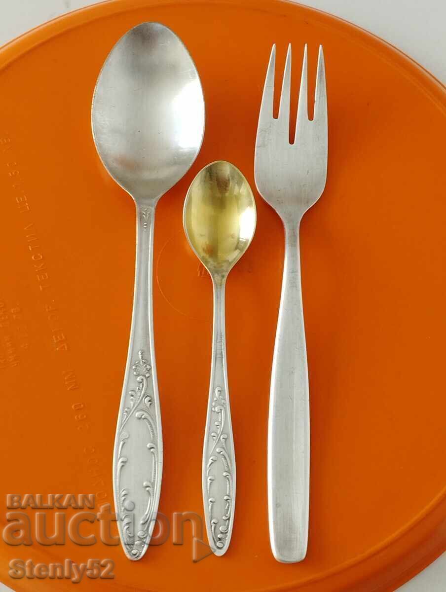 1 set of silver-plated nickel silver cutlery. 1 set of silver-plated nickel silver cutlery.