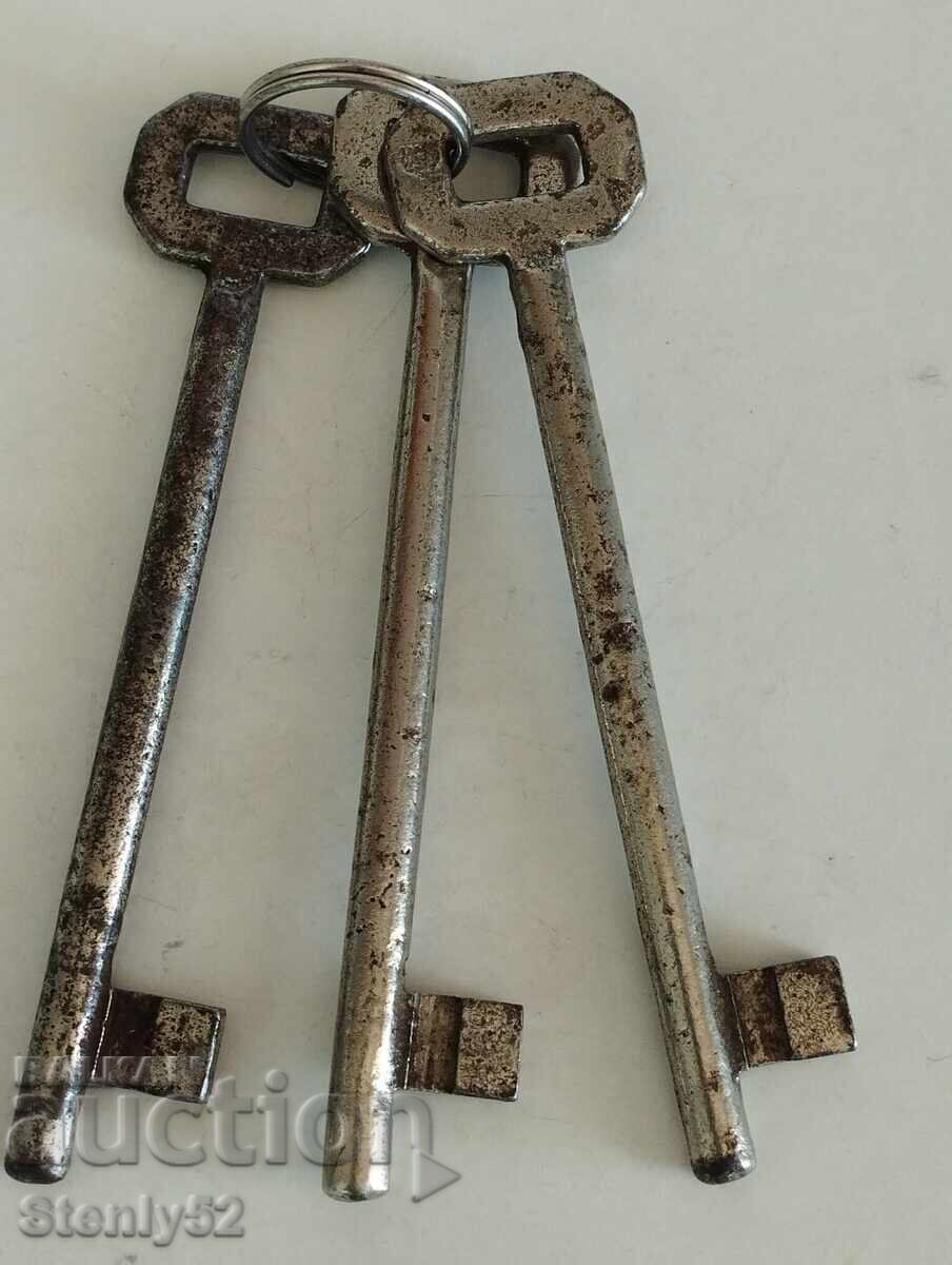 3 pcs. old large iron keys 11.5 cm. 3 pcs. old large iron keys 11.5 cm.
