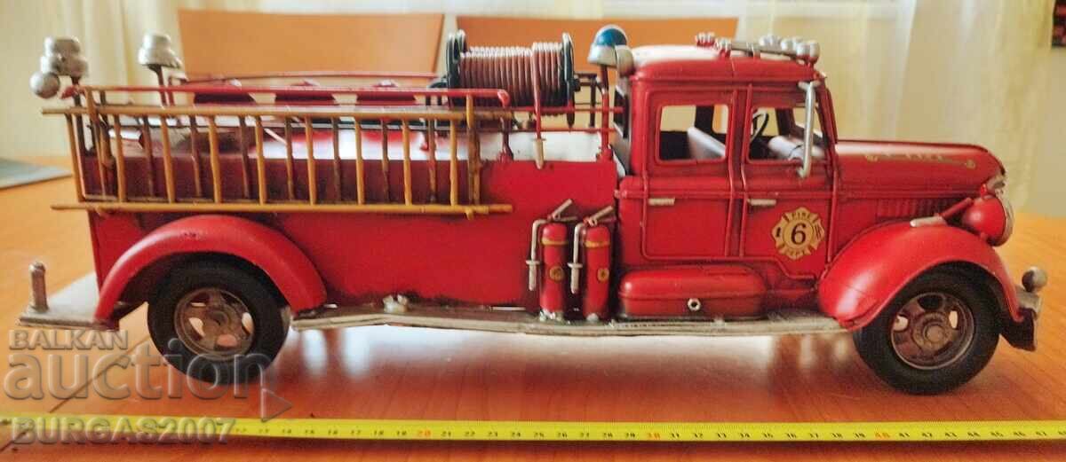 Delivery of Old tin toy, fire engine, 50cm. Delivery of Old tin toy, fire engine, 50cm.