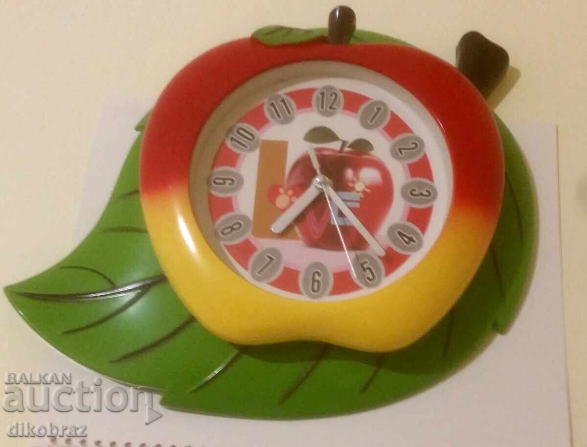 Quartz wall clock APPLE - from a penny. Works.