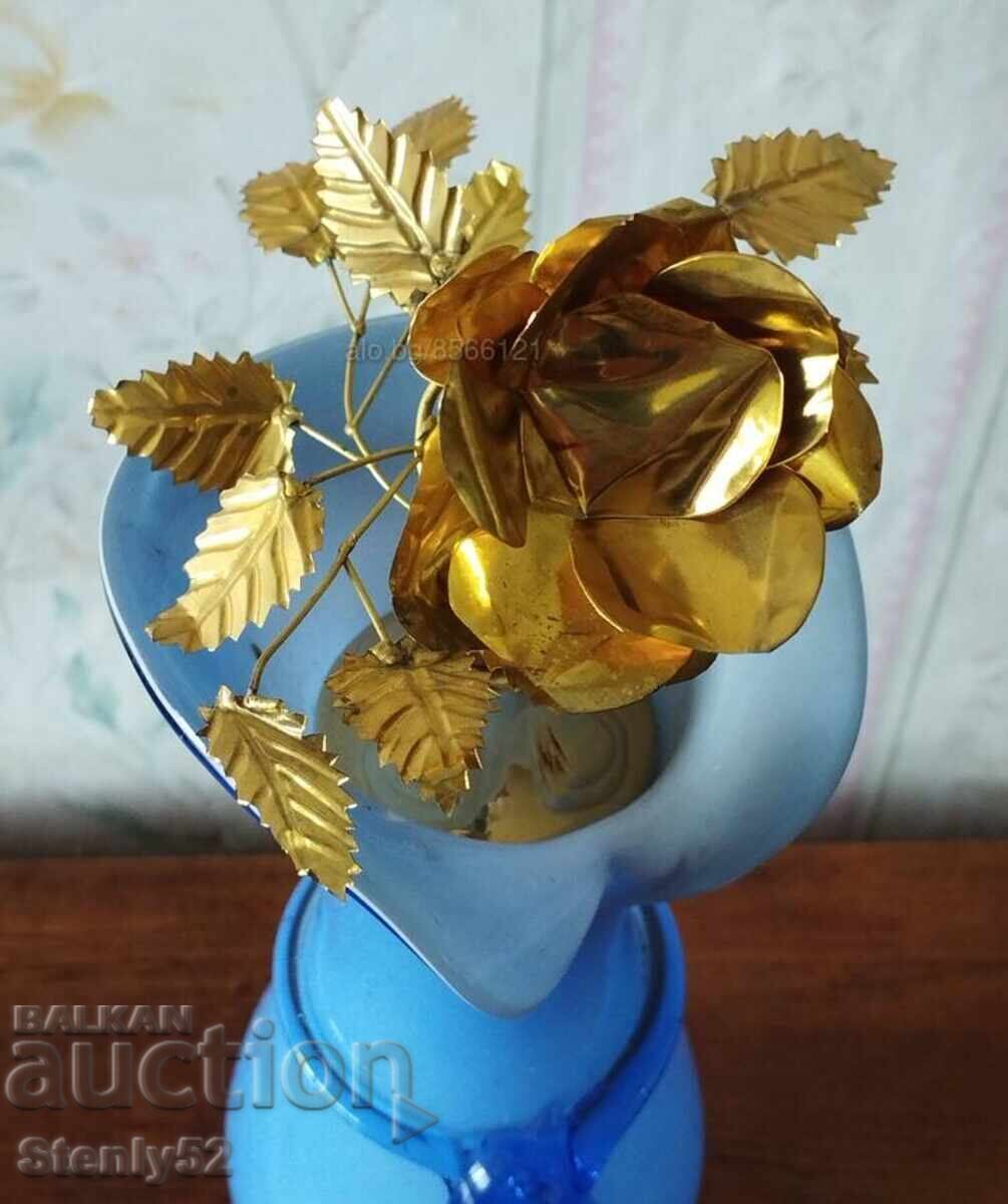 Χρωματιστό γυάλινο βάζο με μεταλλικό τριαντάφυλλο σε μαρμάρινη βάση. με τιμή 45.00 BGN | € 23.01