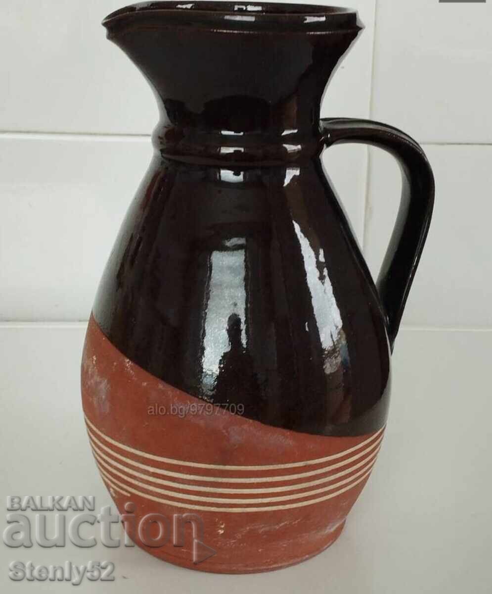 Auction After a ceramic wine service. Auction After a ceramic wine service.