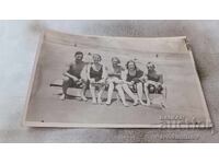 Photo Young men and women on a platform on the seashore