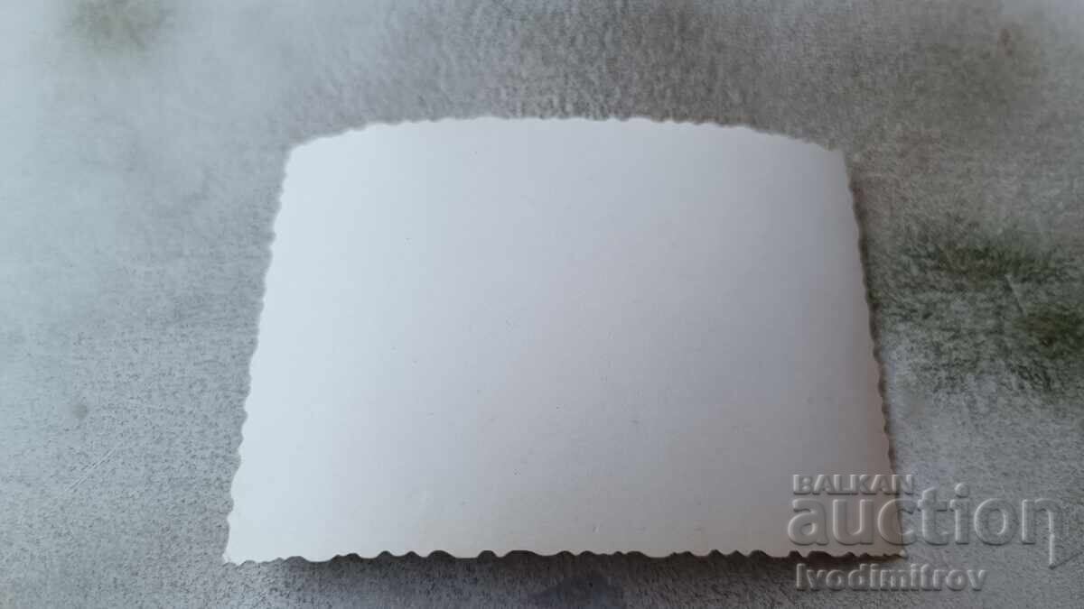 Φωτογραφία Ένας άντρας με μαγιό δίπλα σε μια λίμνη με τιμή 1.85 BGN | € 0.95 Φωτογραφία Ένας άντρας με μαγιό δίπλα σε μια λίμνη με τιμή 1.85 BGN | € 0.95